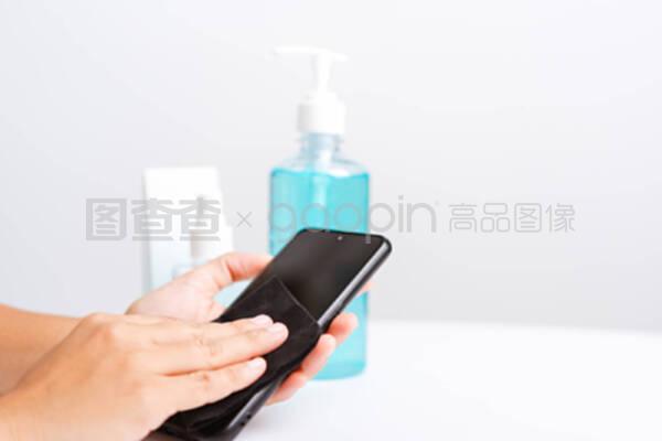 智能手机清洁与个人卫生 如何正确使用冲压器、消毒剂和酒精喷雾